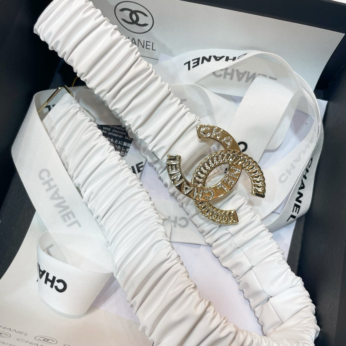 DOUBLE CC 30MM STRETCH BELT IN WHITE CALFSKIN GOLD CHAIN BUCKLE CRYSTAL LOGO