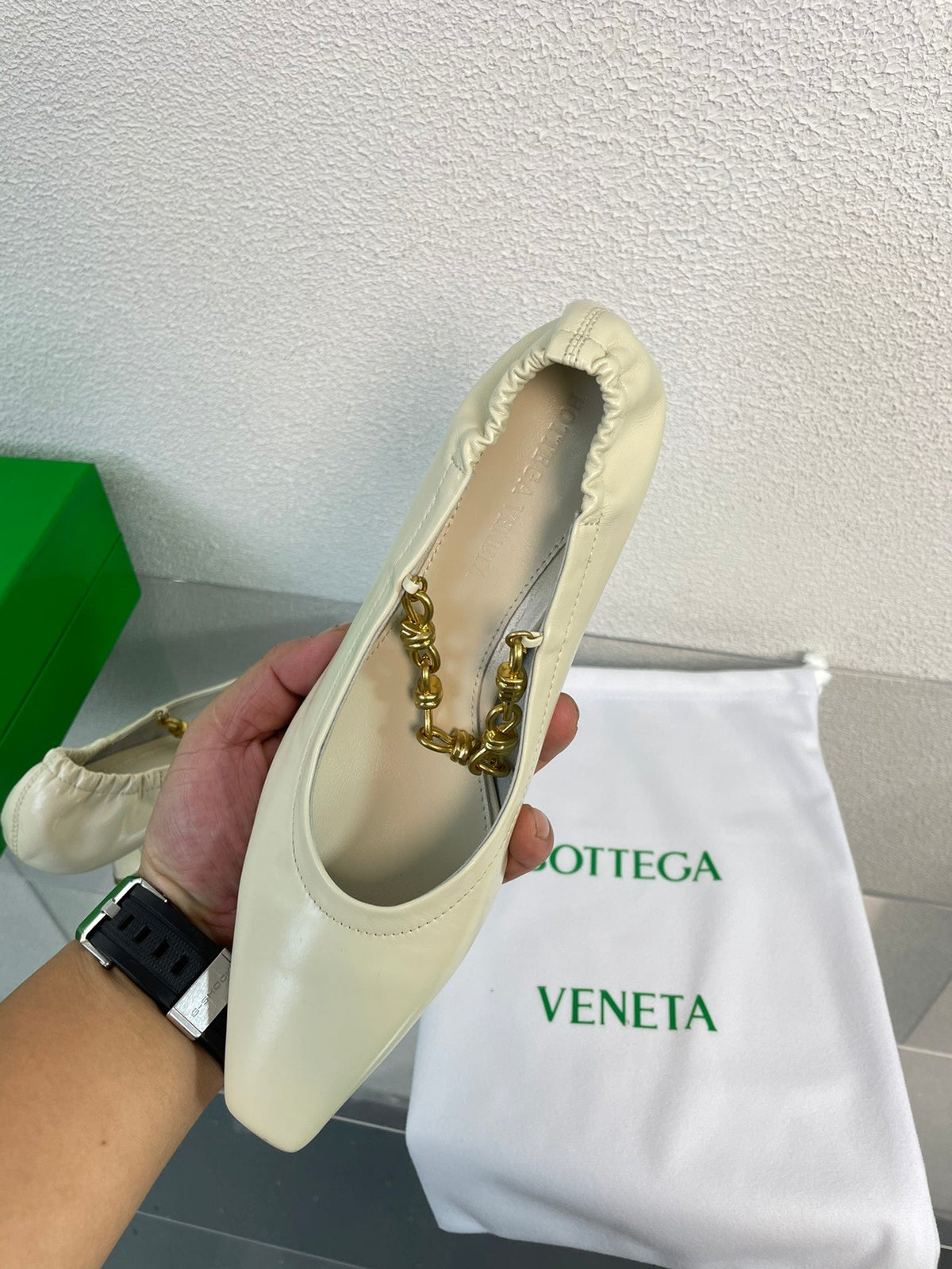 SHARP CHAIN PUMP 6 CM IN BONE WHITE CALFSKIN