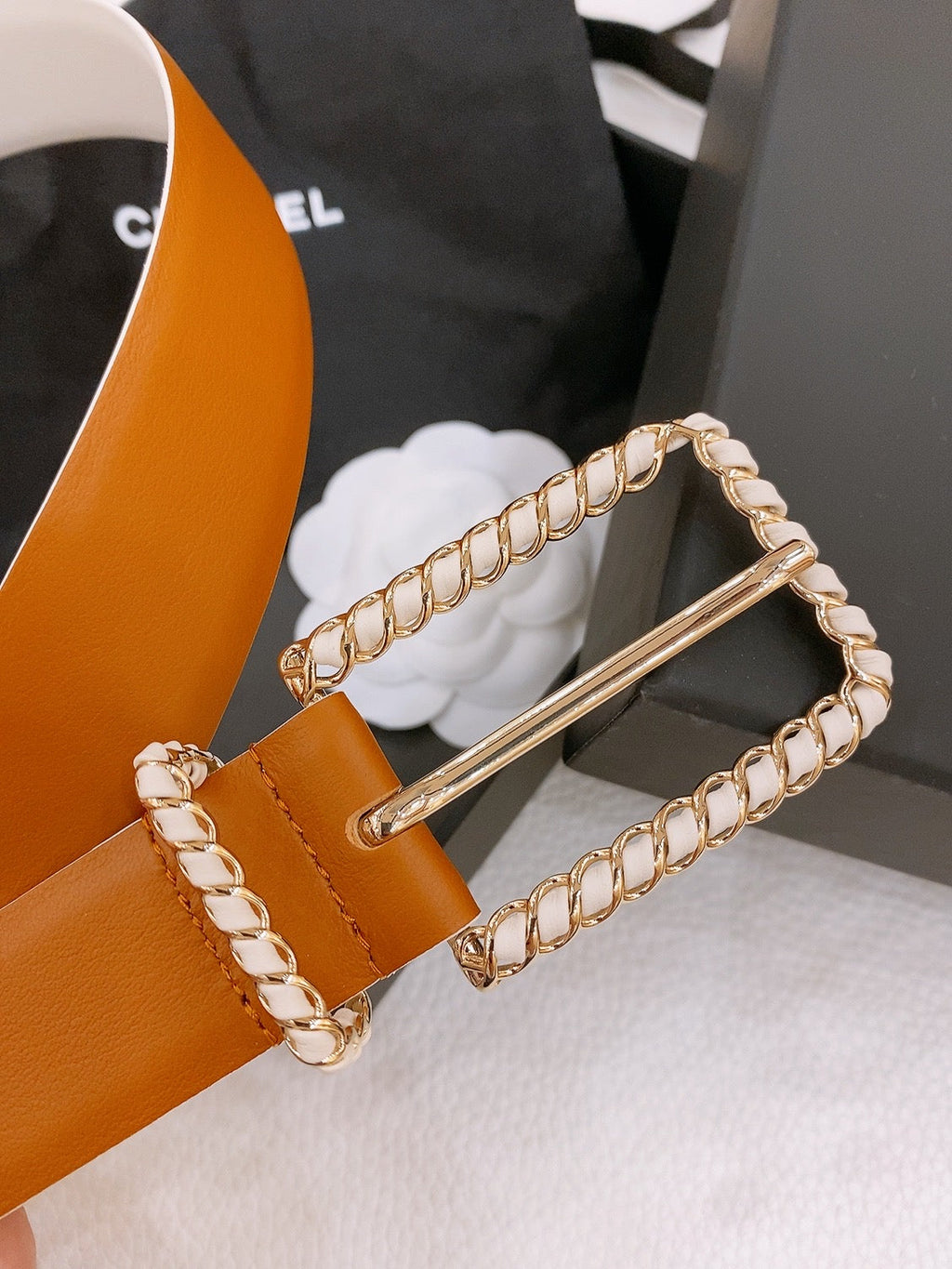 BELT 30MM IN BROWN AND WHITE CALFSKIN WITH INTERWOVEN GOLD CHAIN BUCKLE